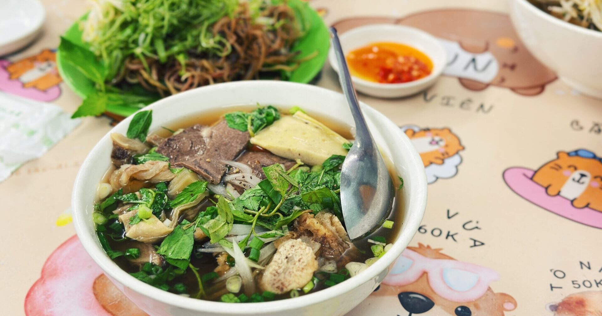 同僚と一緒にご飯を食べる様子